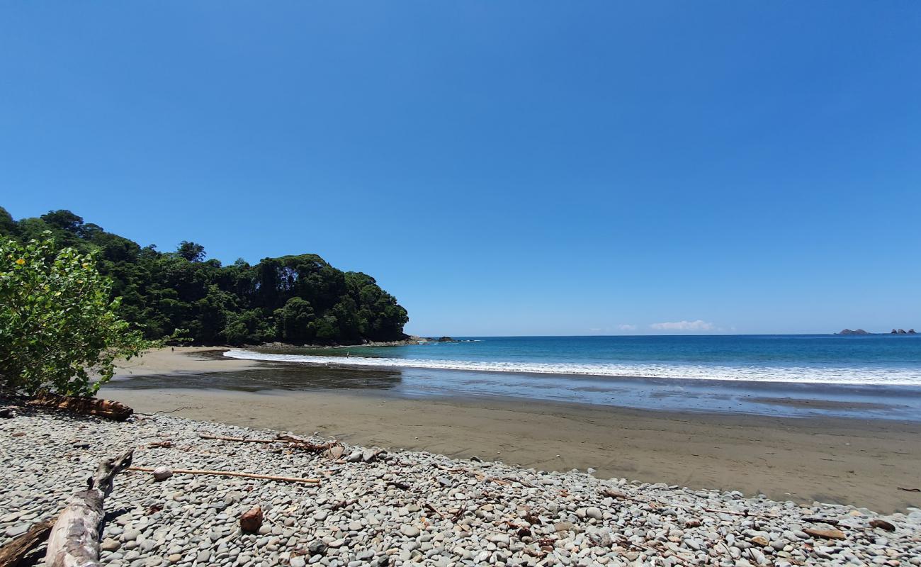 Playa Pinuelas'in fotoğrafı gri kum ve çakıllar yüzey ile