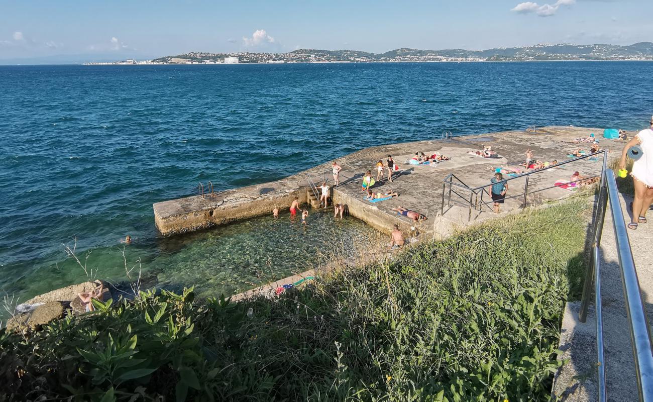 Crveni Vrh beach'in fotoğrafı beton kapak yüzey ile