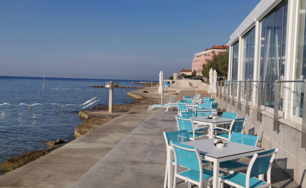 Novigrad beach'in fotoğrafı beton kaplı yüzey yüzey ile