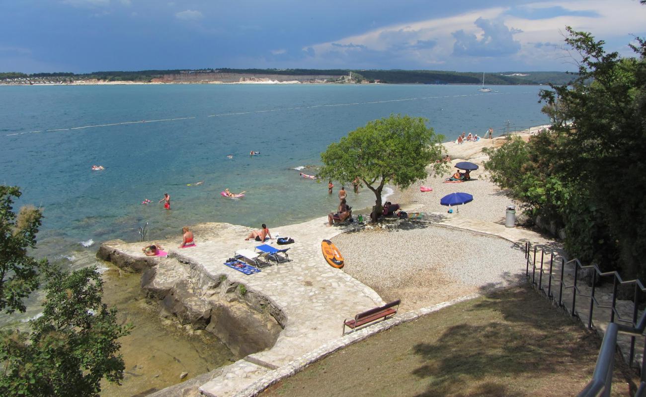 Crnika beach'in fotoğrafı bej kum ve çakıl yüzey ile