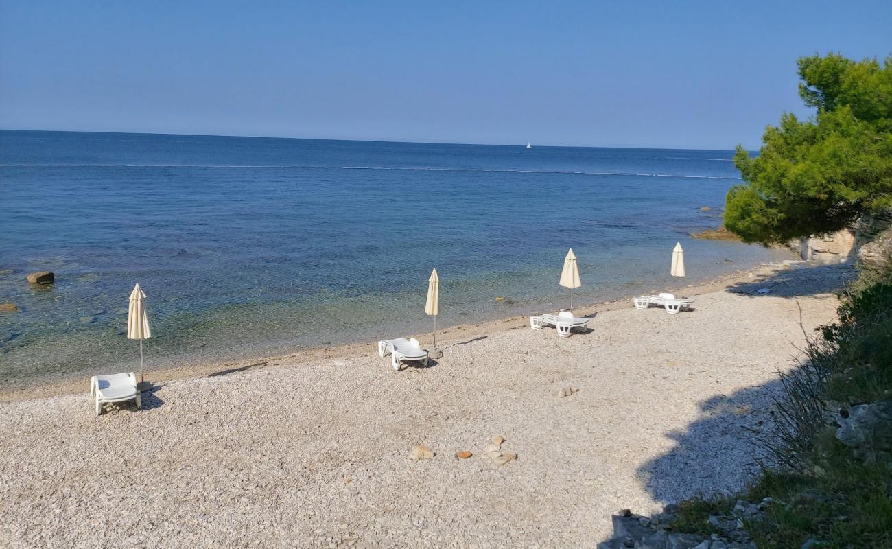 Vabriga beach'in fotoğrafı kayalık arazi yüzey ile