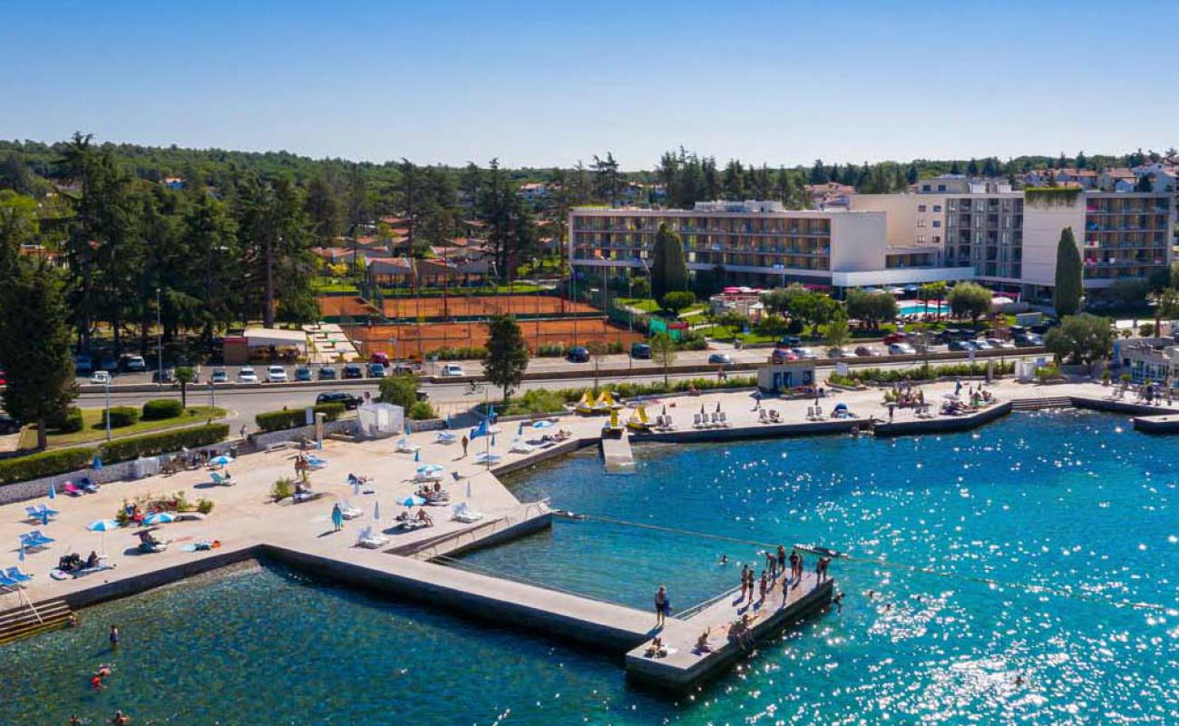 Porec beach'in fotoğrafı beton kapak yüzey ile