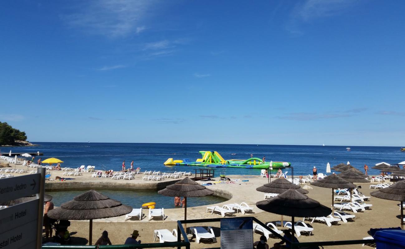 Jedro beach'in fotoğrafı gri çakıl taşı yüzey ile