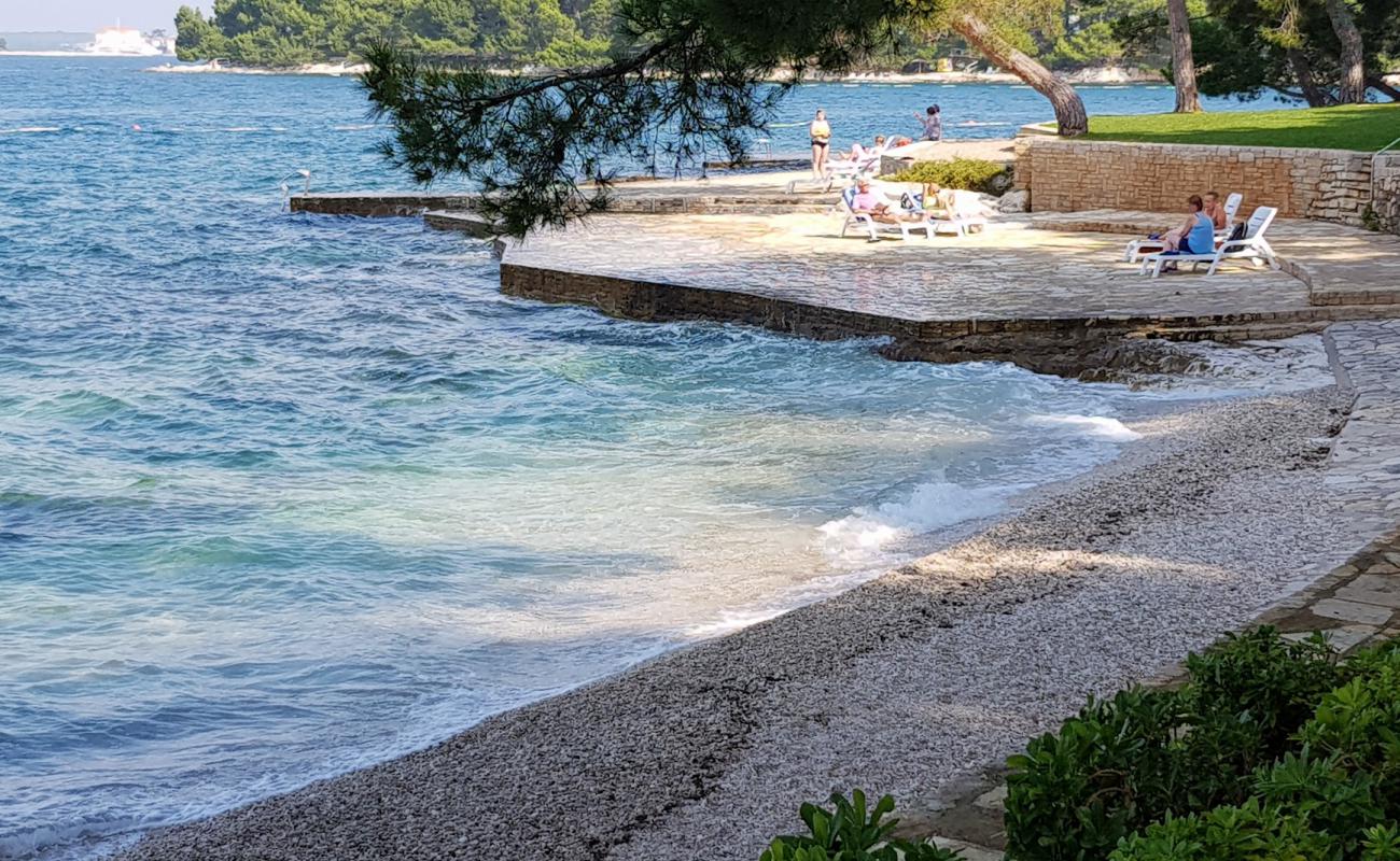 Perentium beach'in fotoğrafı hafif ince çakıl taş yüzey ile