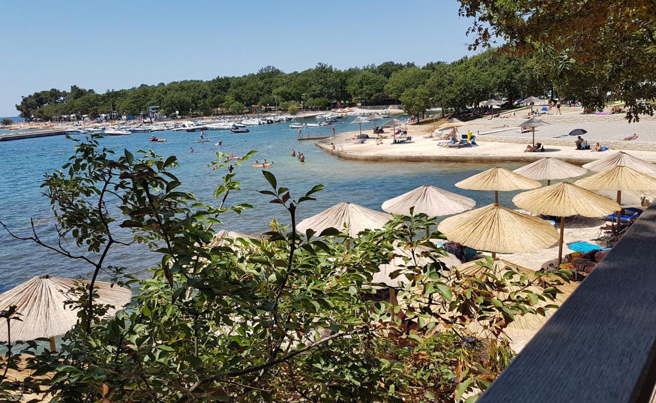 Vala beach'in fotoğrafı küçük gri çakıllar yüzey ile
