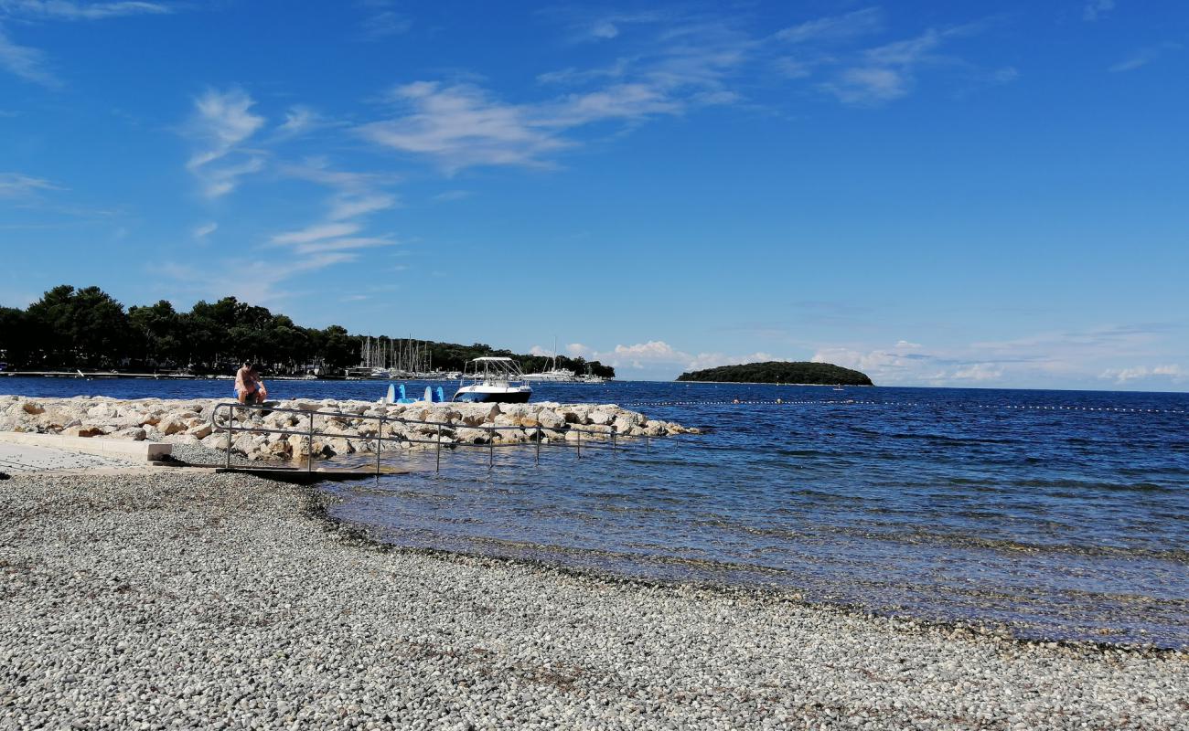 Funtana Plajı'in fotoğrafı hafif ince çakıl taş yüzey ile