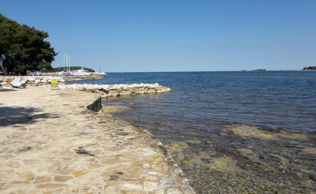 Puntica beach'in fotoğrafı beton kaplı yüzey yüzey ile