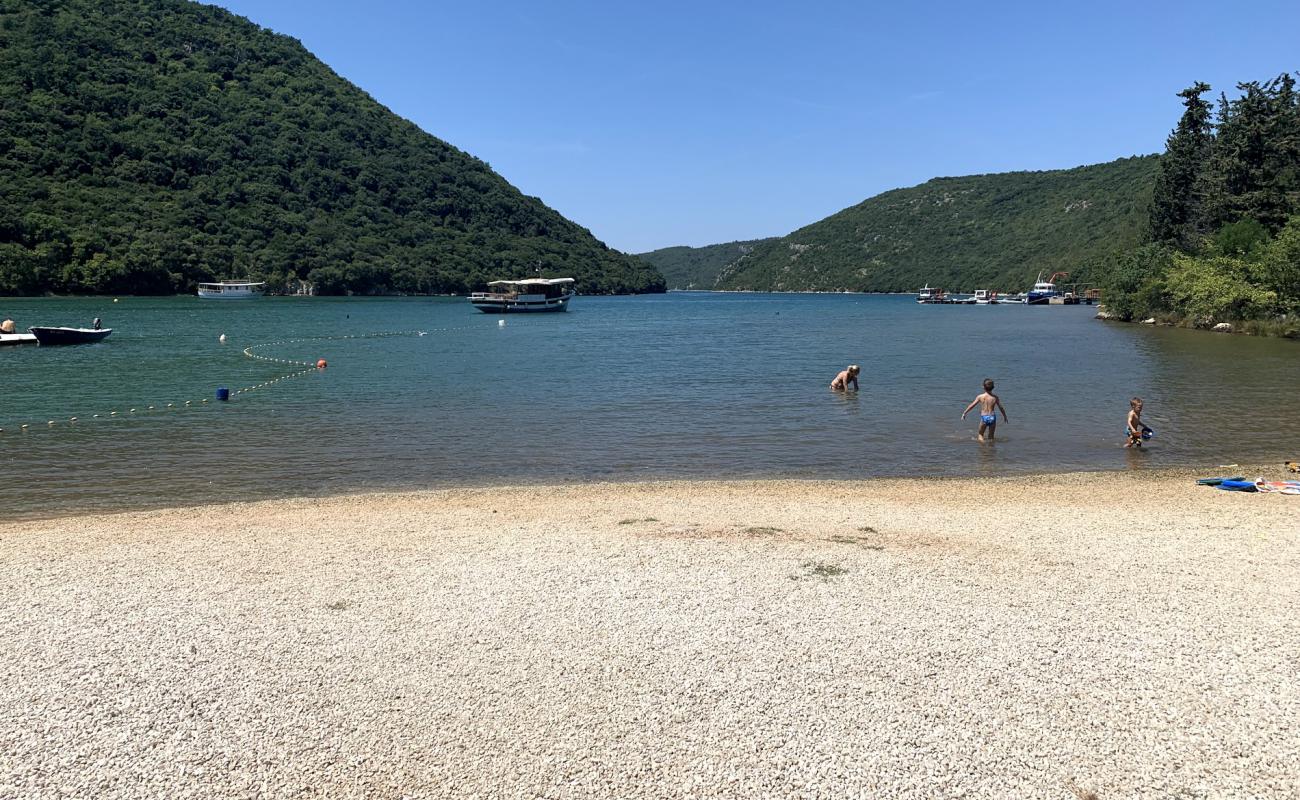 Fjord beach'in fotoğrafı kahverengi çakıl yüzey ile