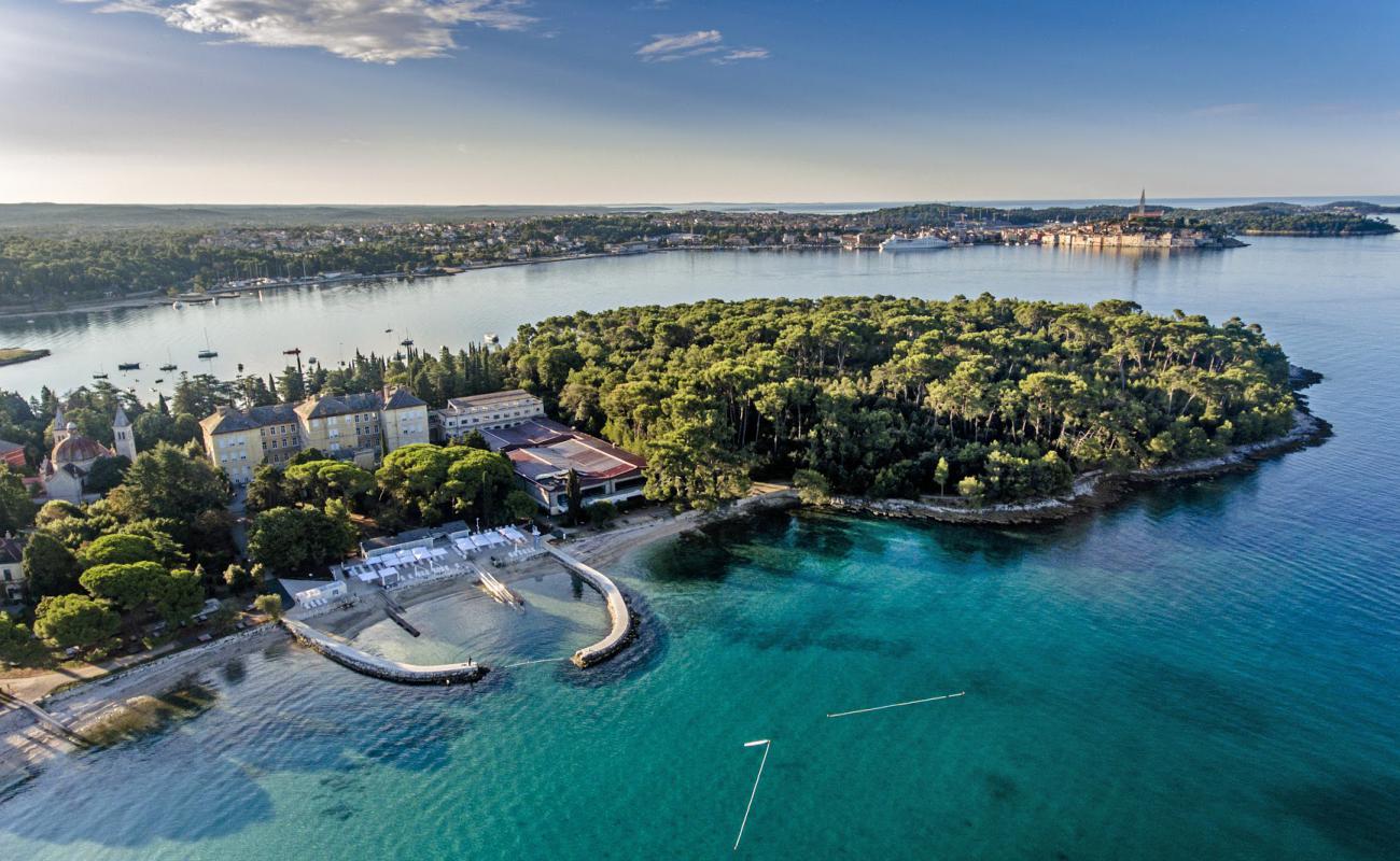 Martin Horvat Hospital Beach'in fotoğrafı geniş bir kıyı şeridi ile birlikte