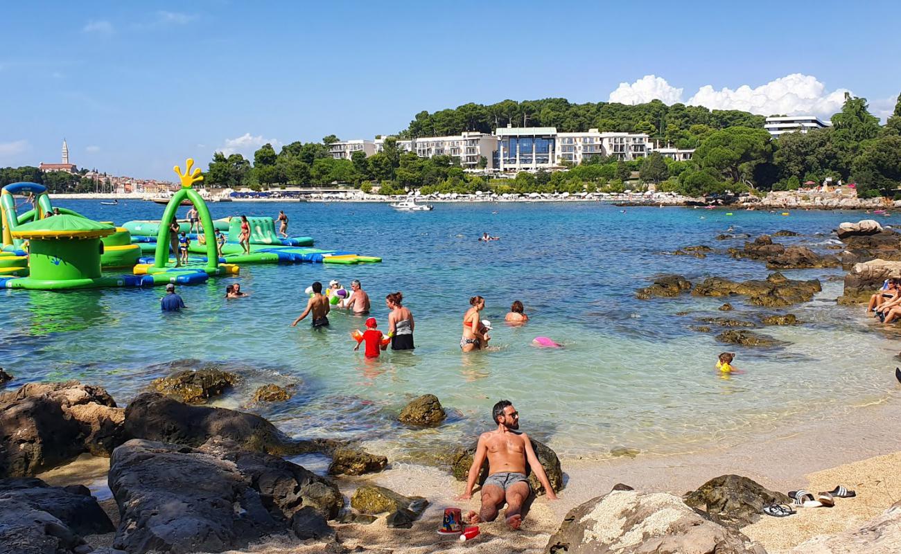 Lone bay'in fotoğrafı bej çakıl yüzey ile