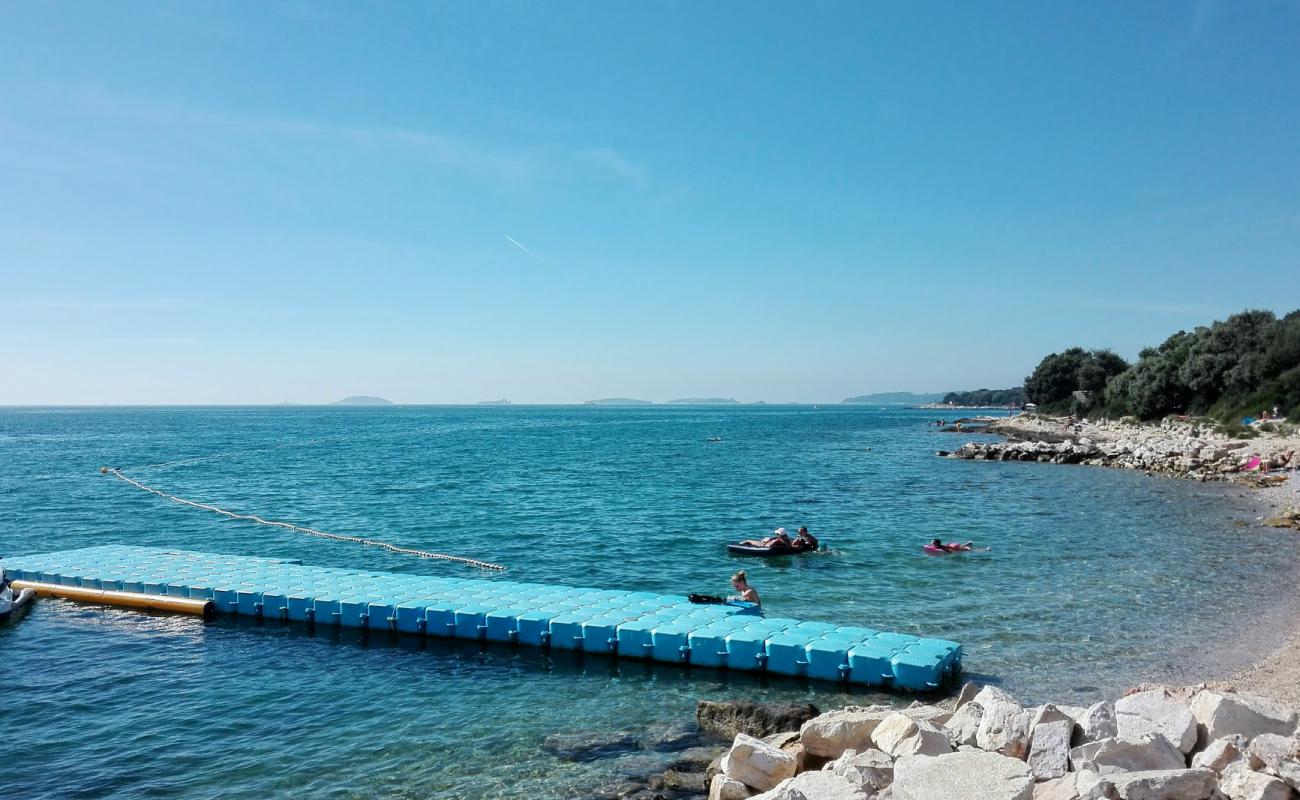 Vestar beach'in fotoğrafı hafif ince çakıl taş yüzey ile