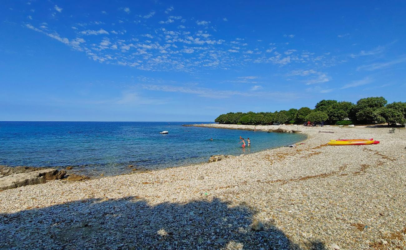 Mon Perin beach'in fotoğrafı bej çakıl yüzey ile