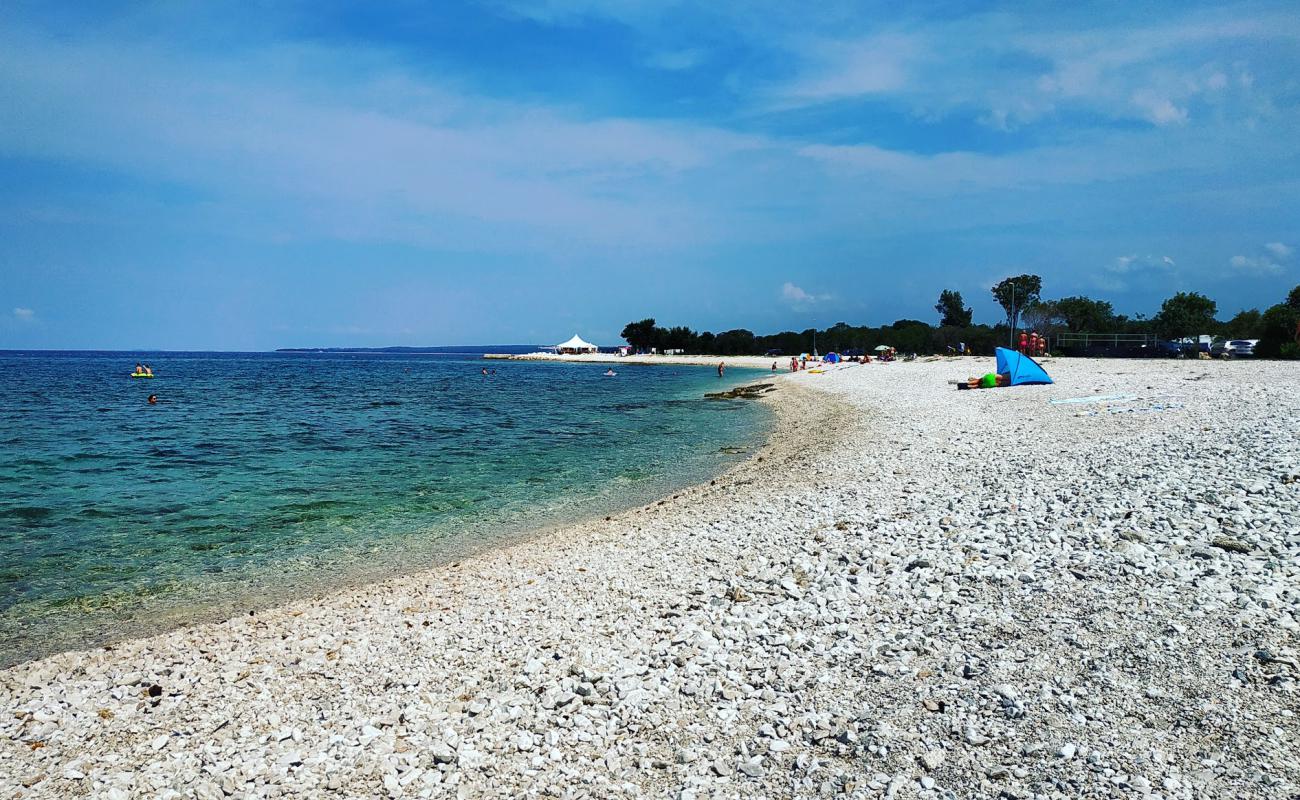 Peroj plajı'in fotoğrafı beyaz çakıl taş yüzey ile