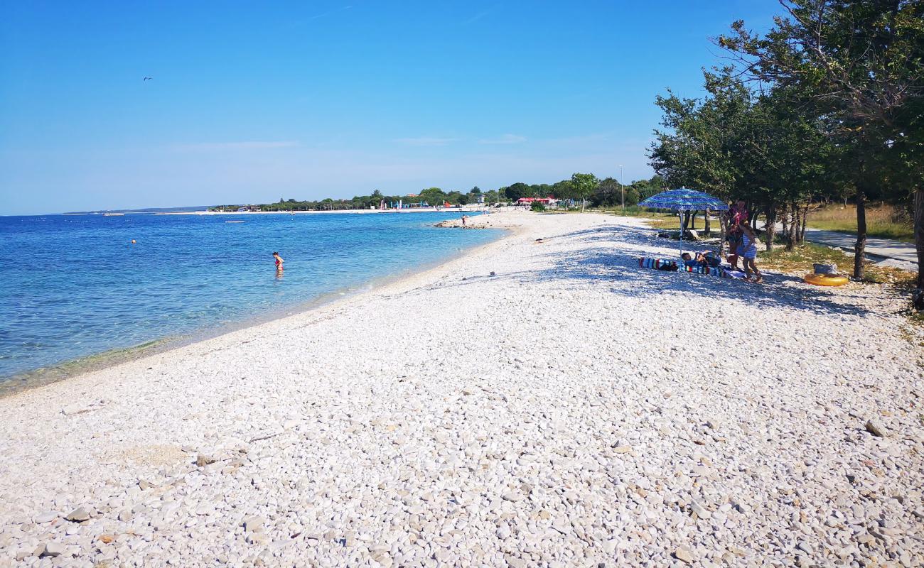 Pebble beach'in fotoğrafı beyaz çakıl taş yüzey ile