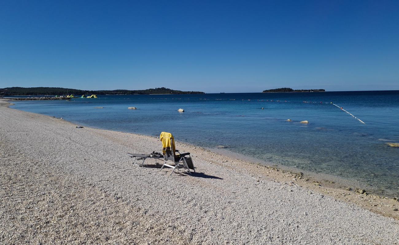 Bi Village beach'in fotoğrafı hafif ince çakıl taş yüzey ile