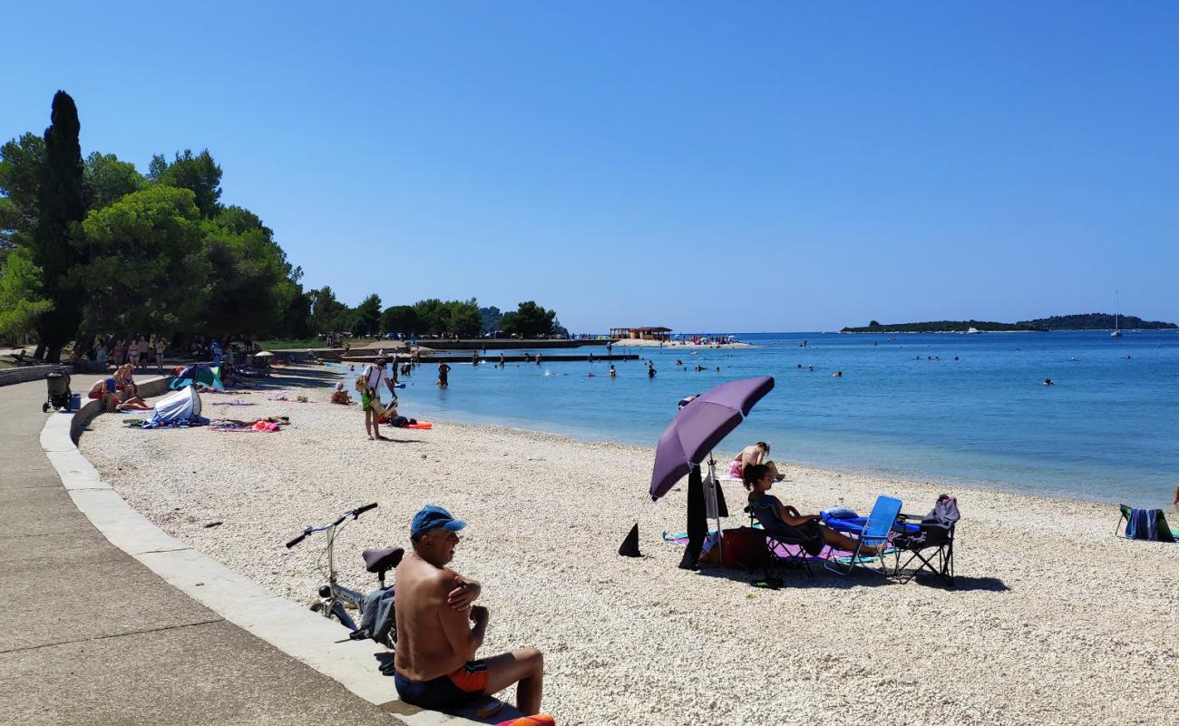 Valbandon beach'in fotoğrafı hafif ince çakıl taş yüzey ile