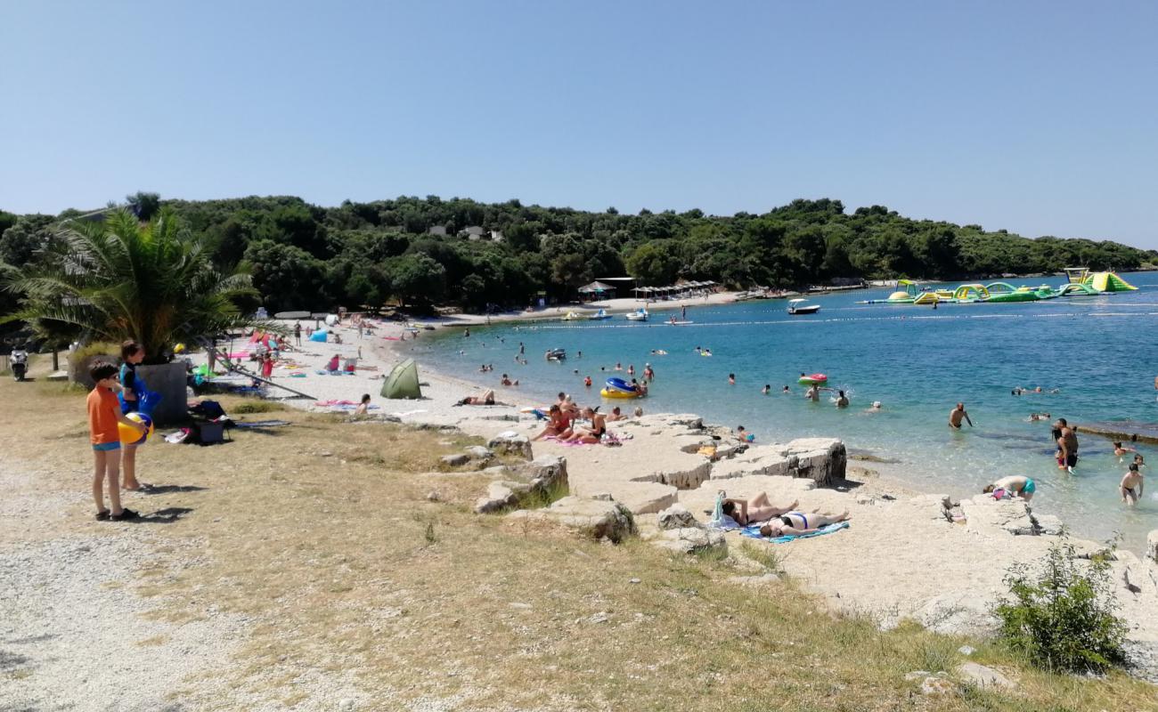 Vile beach'in fotoğrafı bej kum ve çakıl yüzey ile