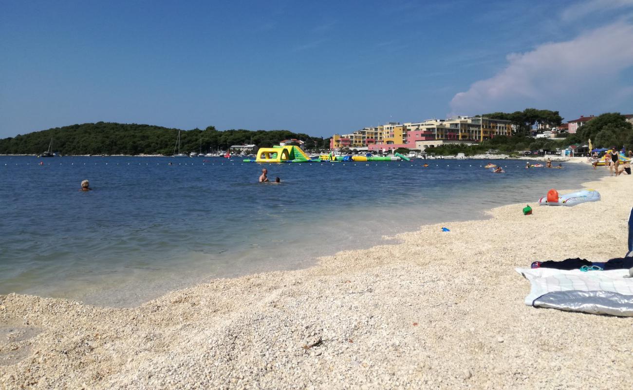 Banjole beach'in fotoğrafı hafif ince çakıl taş yüzey ile