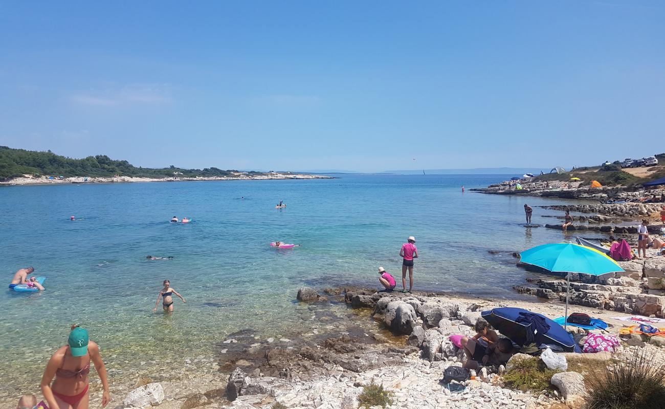 Debeljak Cove'in fotoğrafı bej çakıl yüzey ile
