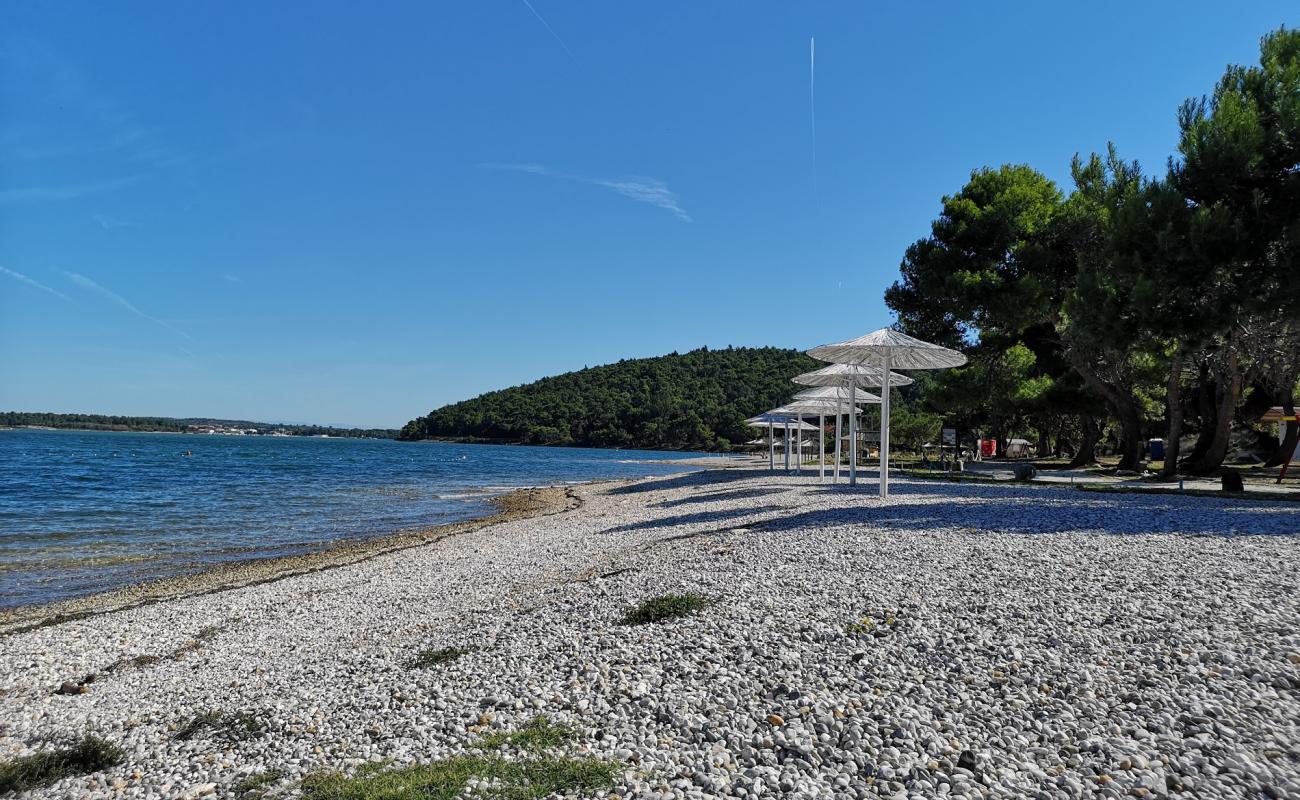 Pomer beach'in fotoğrafı bej çakıl yüzey ile
