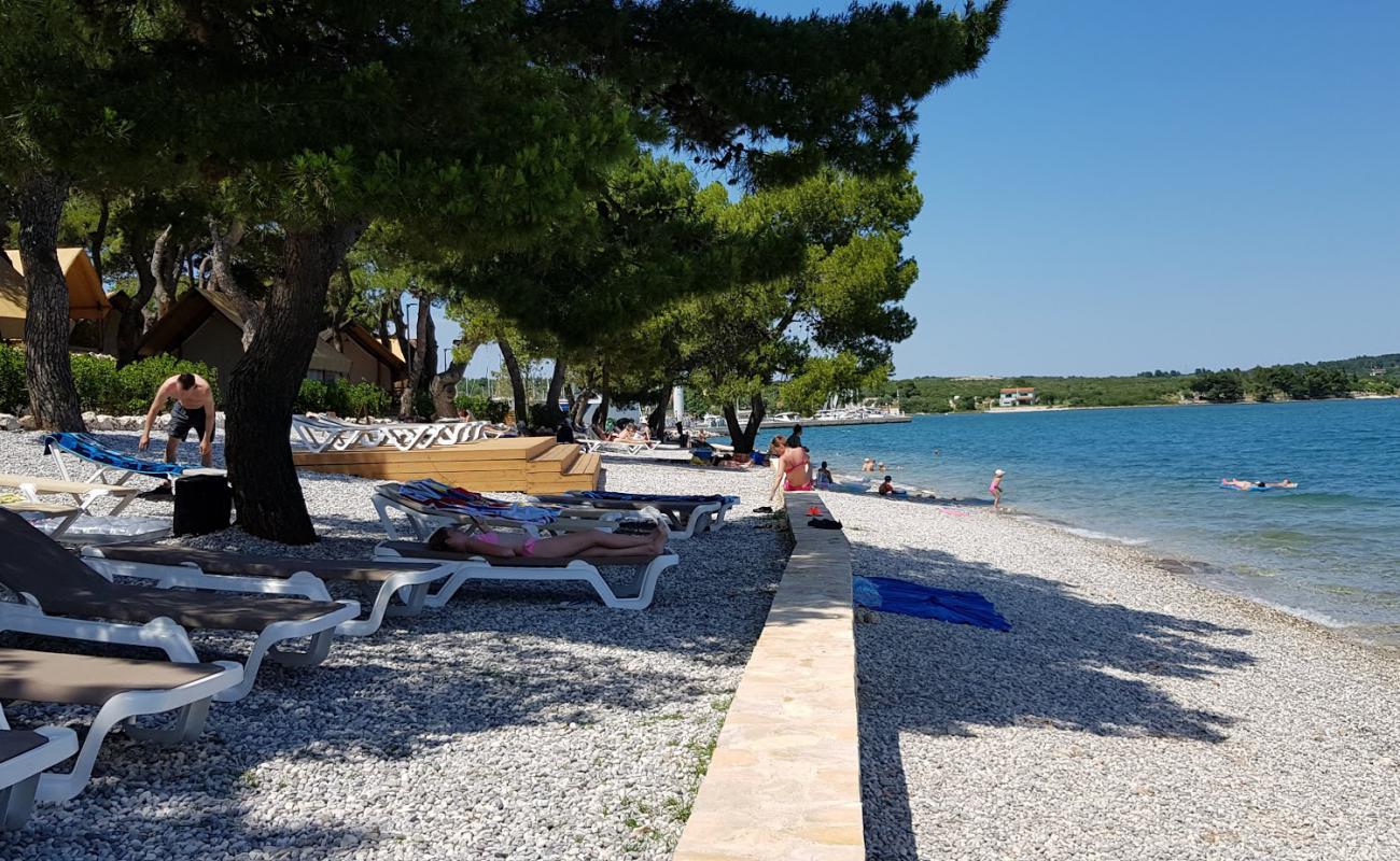 Pomer beach II'in fotoğrafı hafif ince çakıl taş yüzey ile