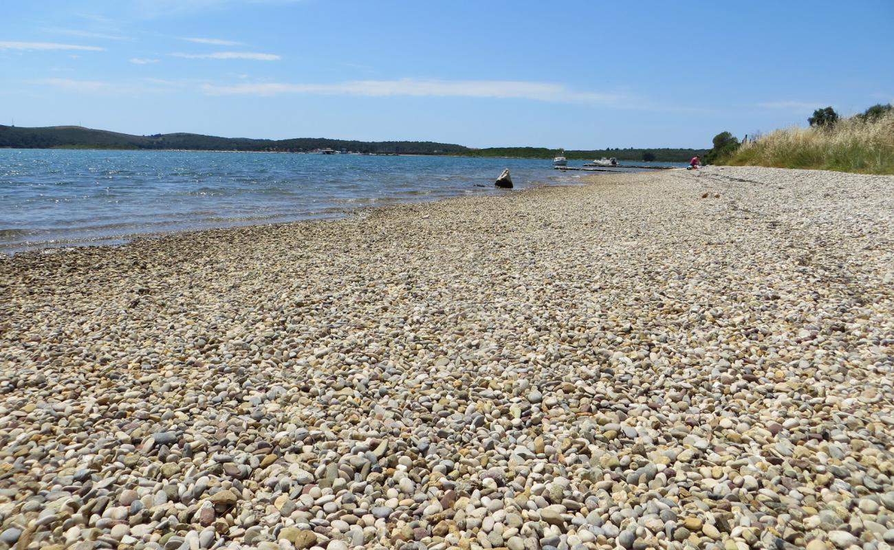 Mukalba beach'in fotoğrafı hafif ince çakıl taş yüzey ile