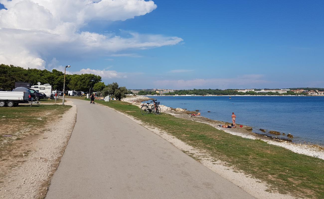 Plyazh Medulin'in fotoğrafı gri kum ve çakıllar yüzey ile