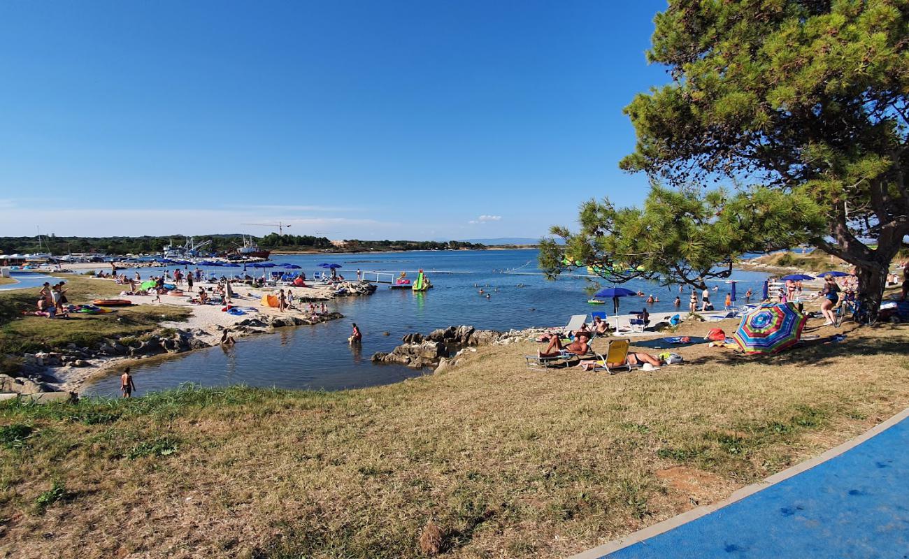 Bura - Bora'in fotoğrafı bej çakıl yüzey ile