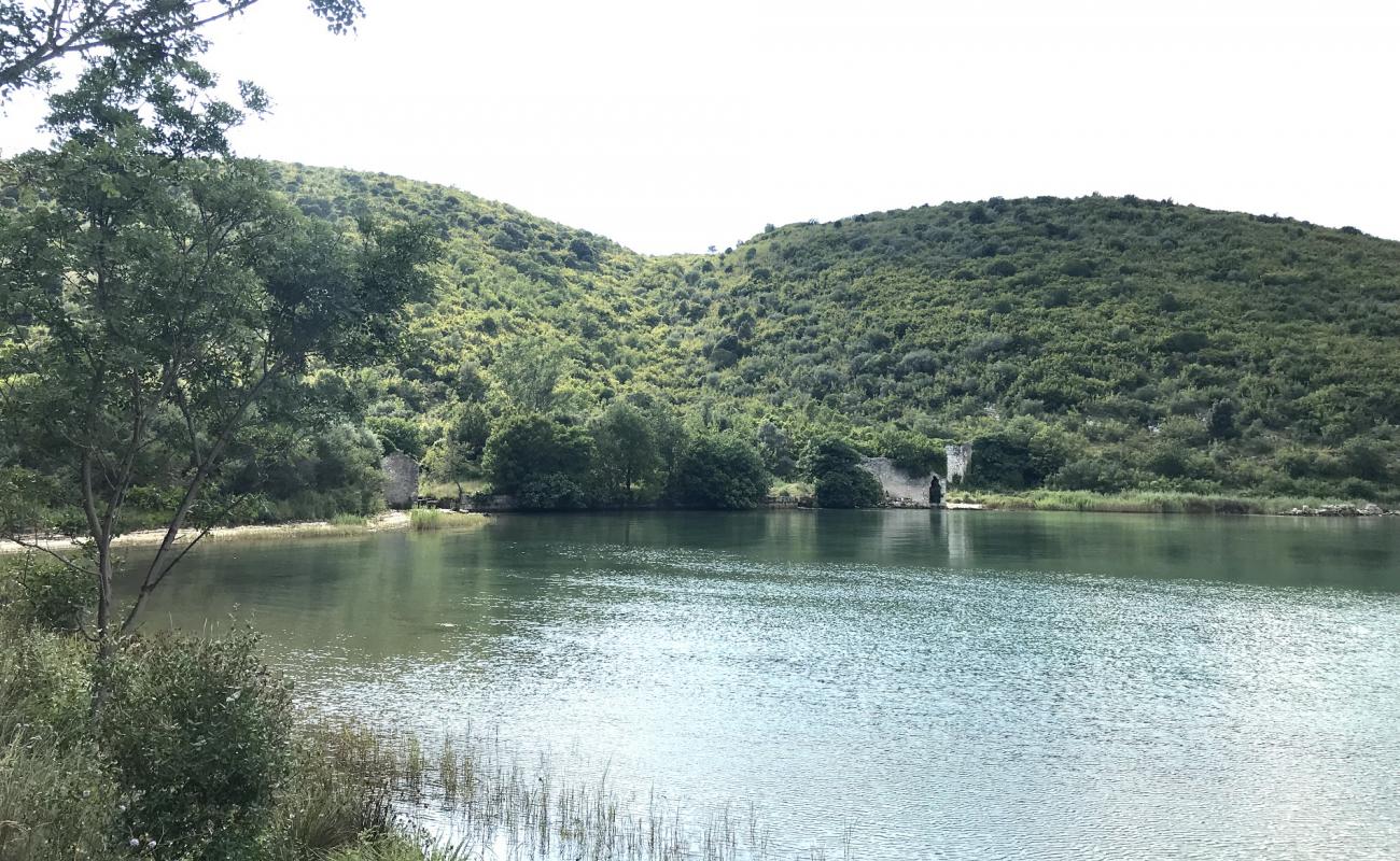 Budava beach'in fotoğrafı kayalık arazi yüzey ile