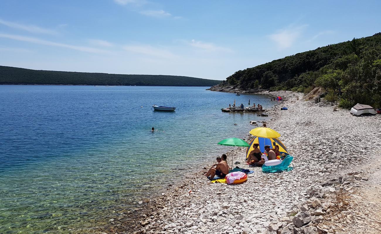 Kalavojna beach'in fotoğrafı kayalık arazi yüzey ile
