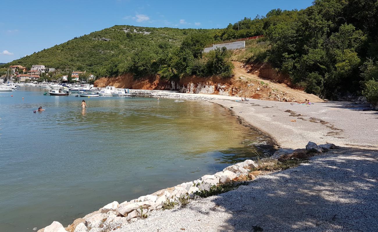 Get beach'in fotoğrafı küçük kahverengi çakıllar yüzey ile