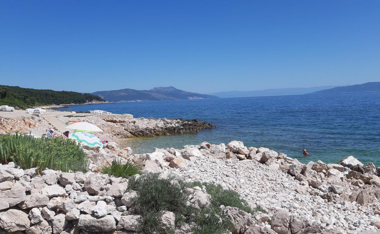 Ravni beach'in fotoğrafı gri çakıl taşı yüzey ile