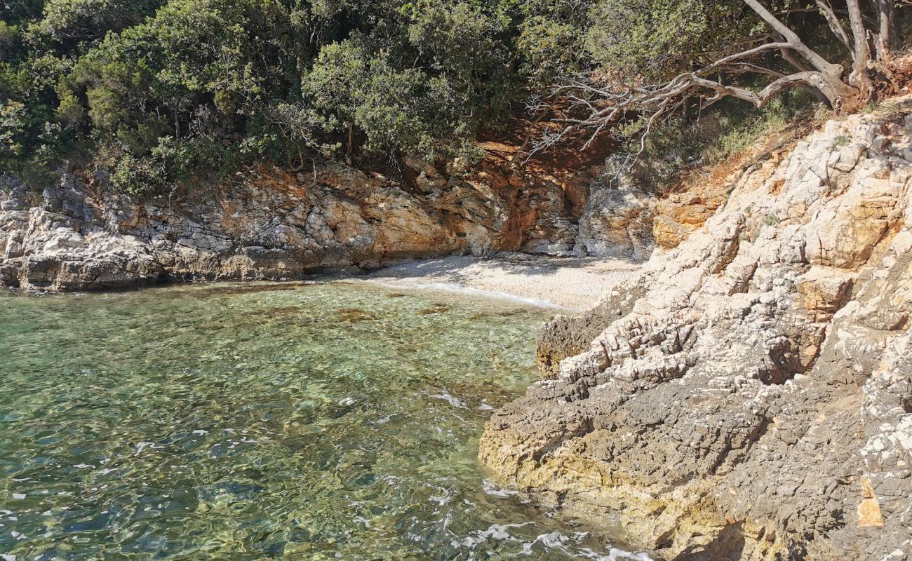 Mali Portluk beach'in fotoğrafı hafif ince çakıl taş yüzey ile