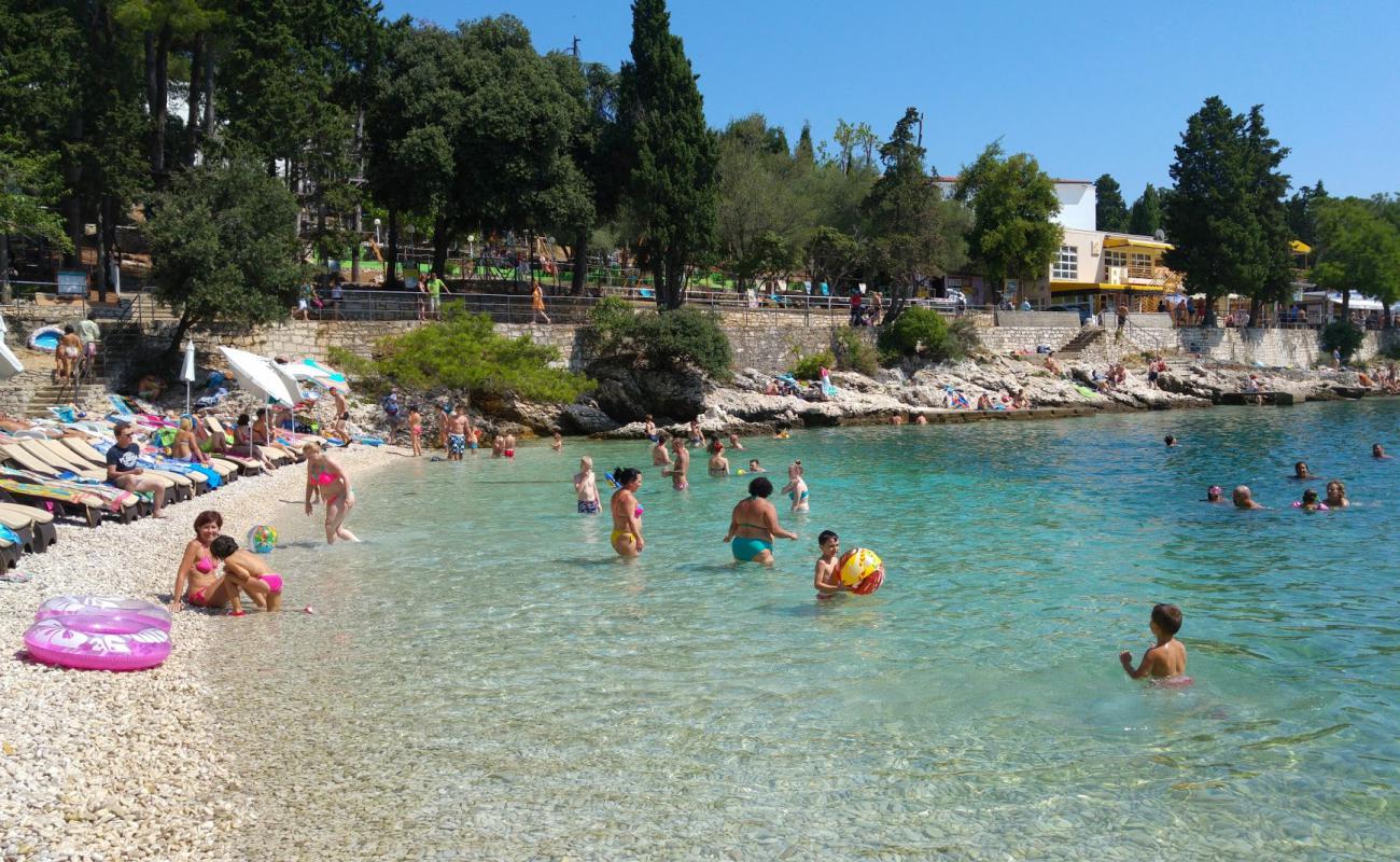 Marsal Tito beach'in fotoğrafı beyaz çakıl taş yüzey ile