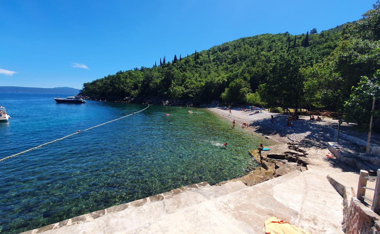 Cesarova beach'in fotoğrafı hafif çakıl yüzey ile