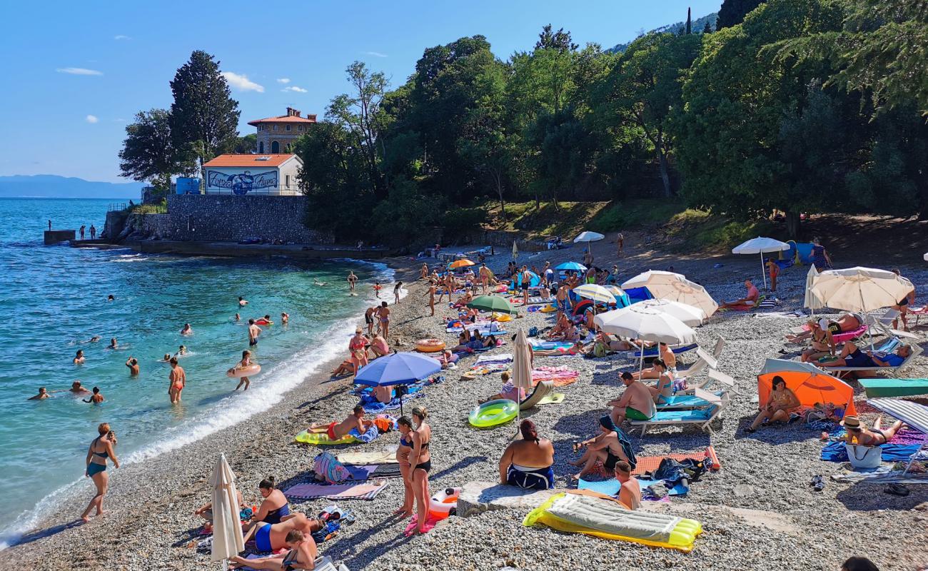 Lovran beach'in fotoğrafı gri kum ve çakıl yüzey ile