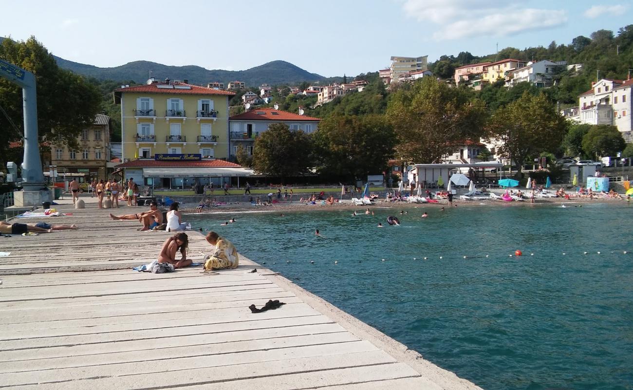 Ika beach'in fotoğrafı gri çakıl taşı yüzey ile