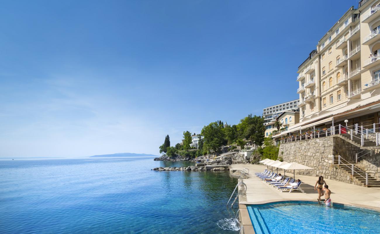 Istra beach'in fotoğrafı beton kapak yüzey ile