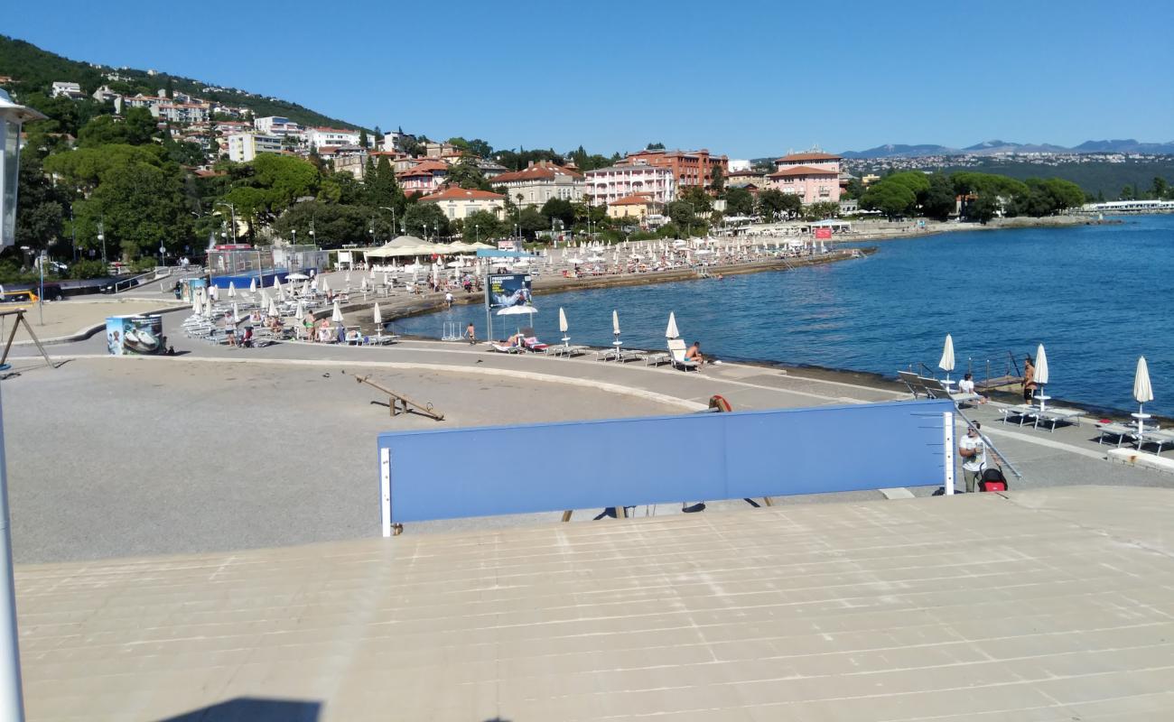 Slatina beach'in fotoğrafı beton kapak yüzey ile