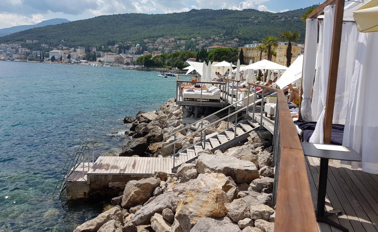 Opatija beach'in fotoğrafı beton kapak yüzey ile