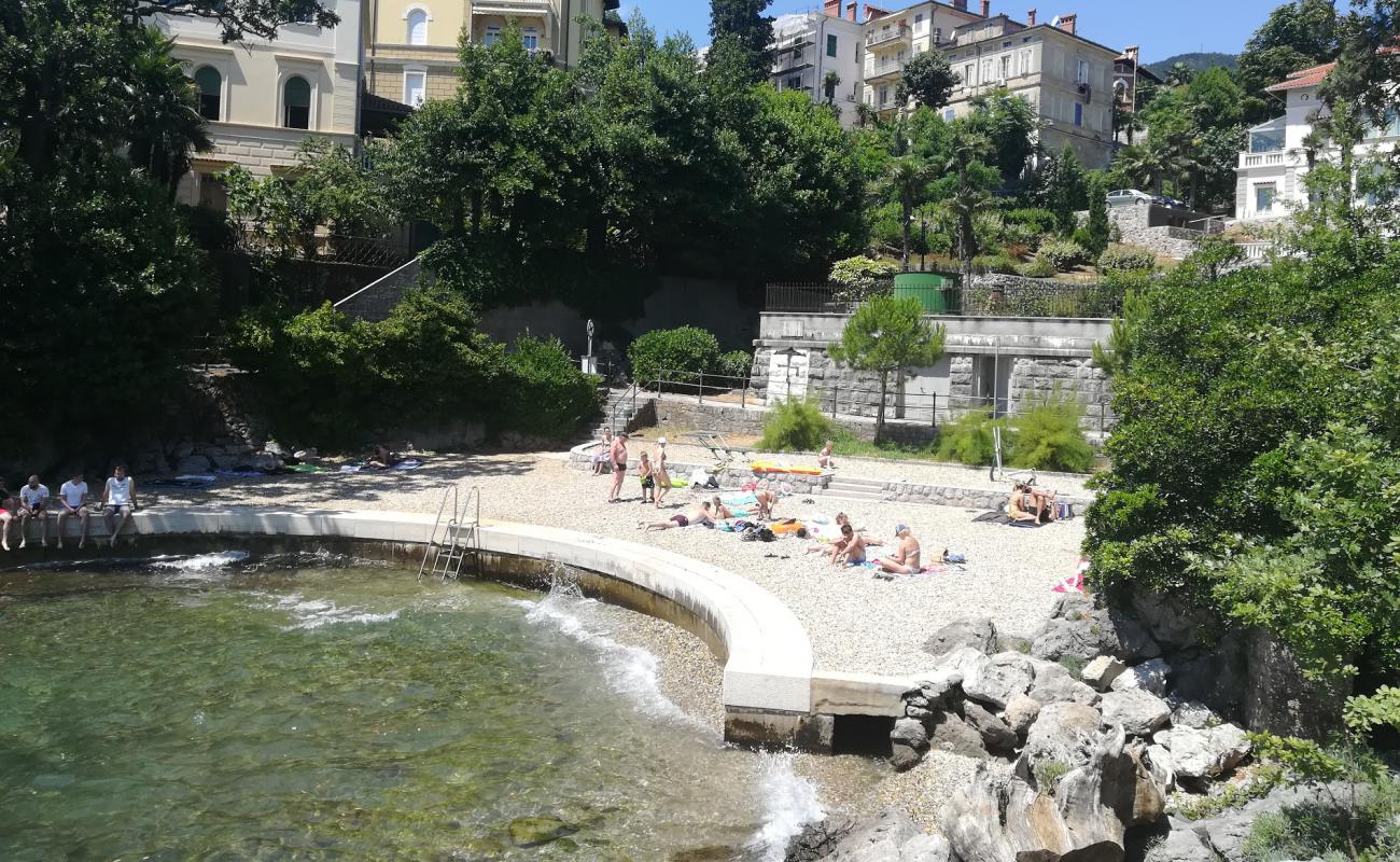 Skrbici beach'in fotoğrafı gri çakıl taşı yüzey ile