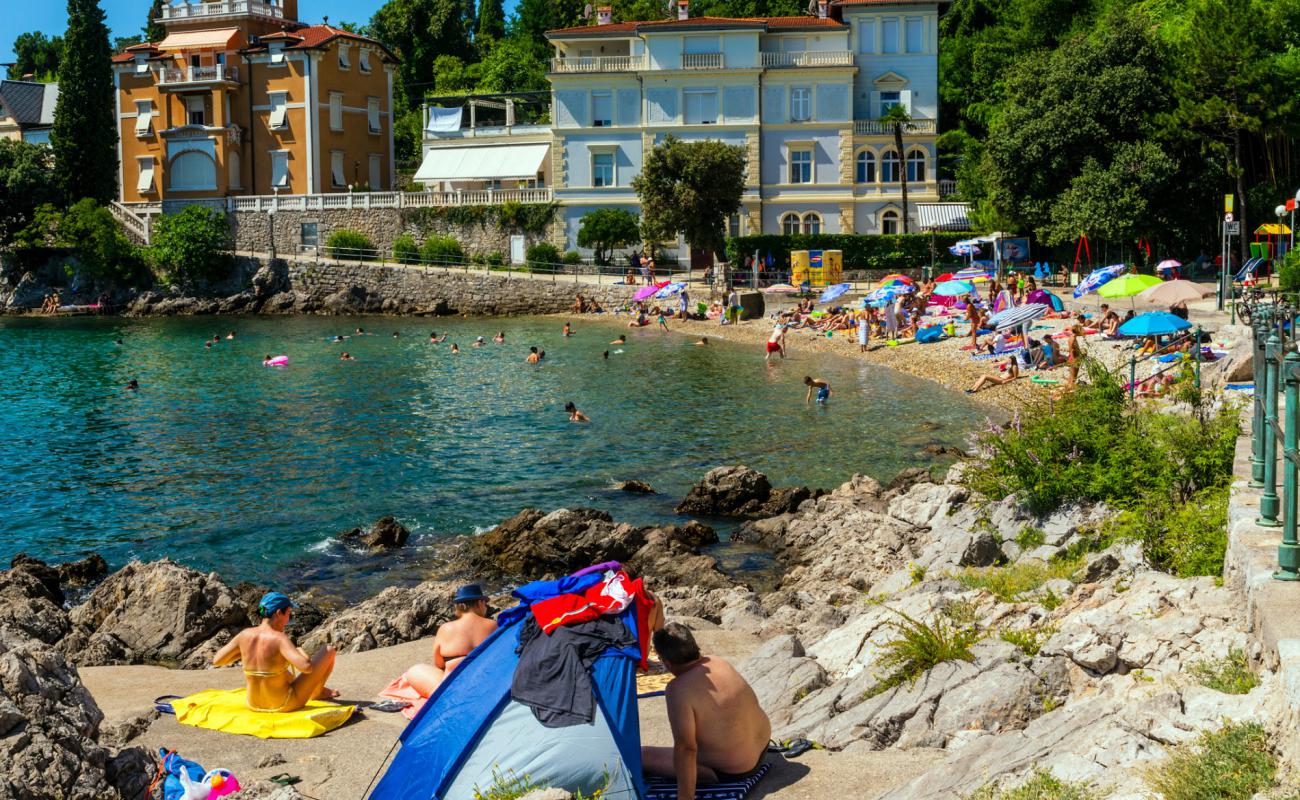 Volosko beach'in fotoğrafı gri çakıl taşı yüzey ile