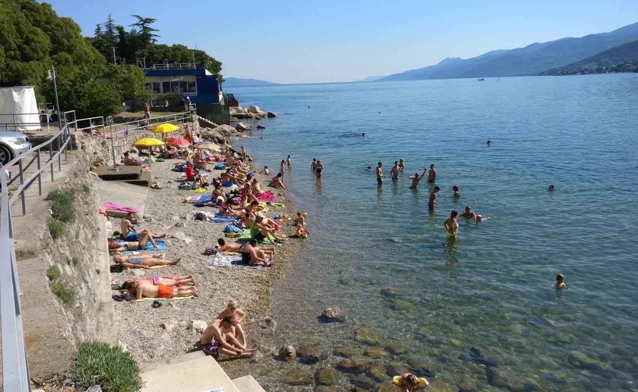 Preluk beach'in fotoğrafı hafif ince çakıl taş yüzey ile