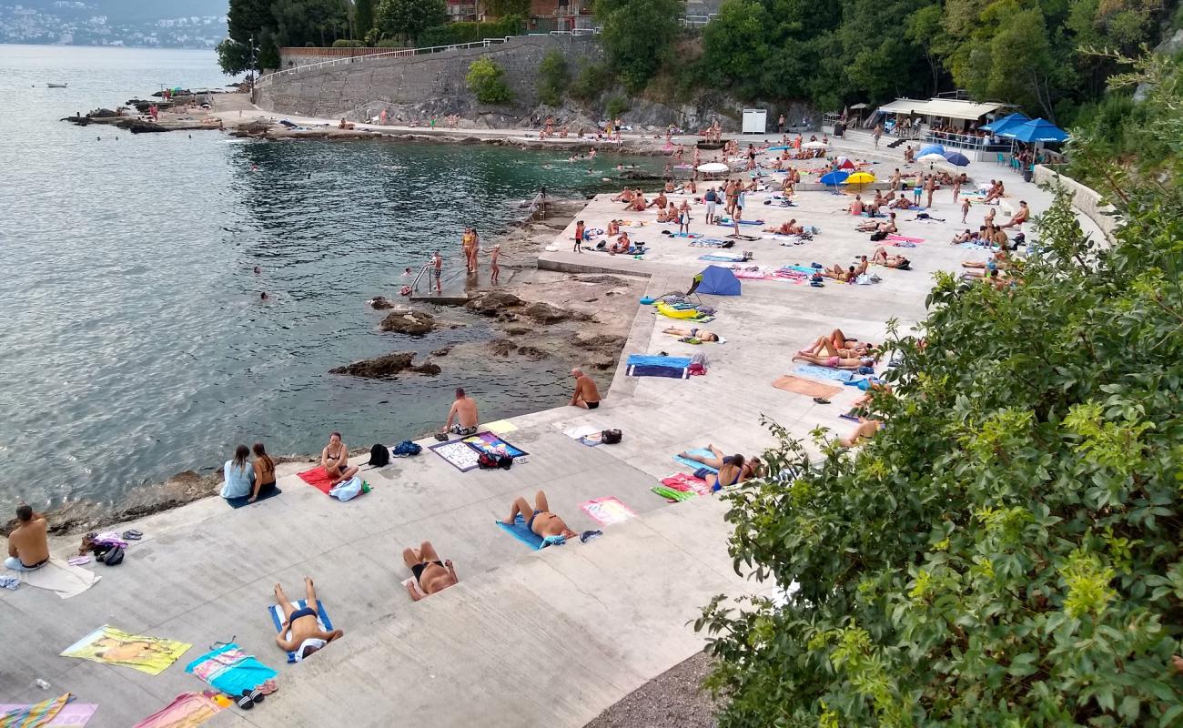 Empeduja beach'in fotoğrafı hafif ince çakıl taş yüzey ile