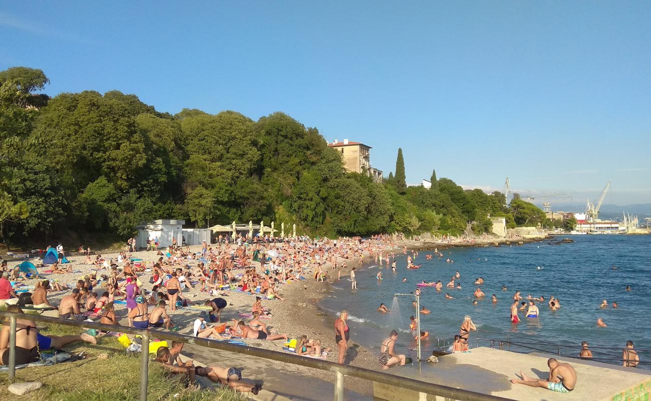 Kantrida beach'in fotoğrafı gri ince çakıl taş yüzey ile