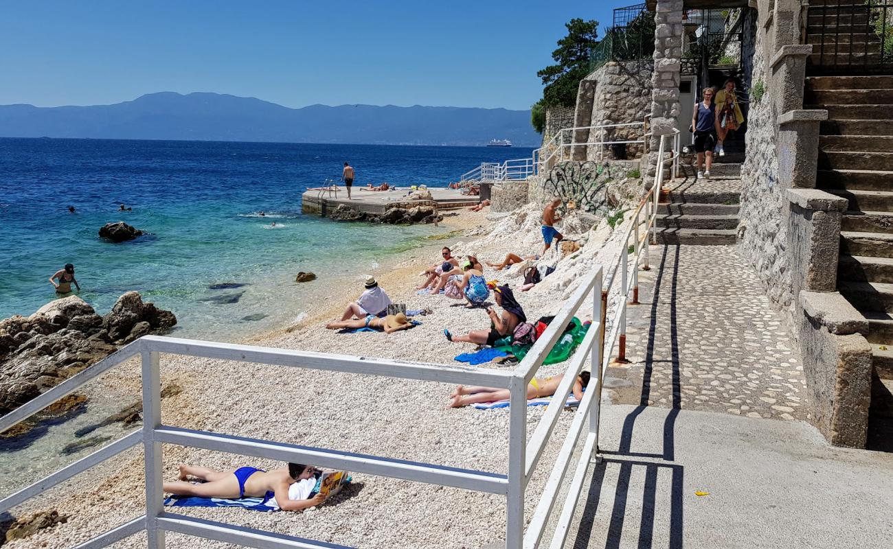 Javna beach'in fotoğrafı hafif çakıl yüzey ile