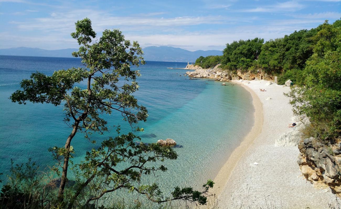 Kostrena beach'in fotoğrafı hafif ince çakıl taş yüzey ile