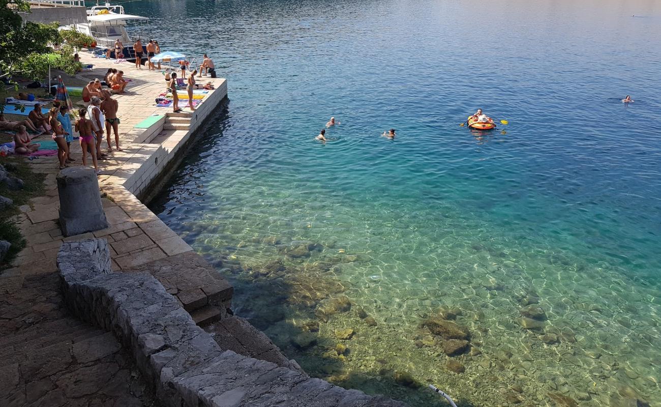 Jadranovo beach'in fotoğrafı hafif ince çakıl taş yüzey ile