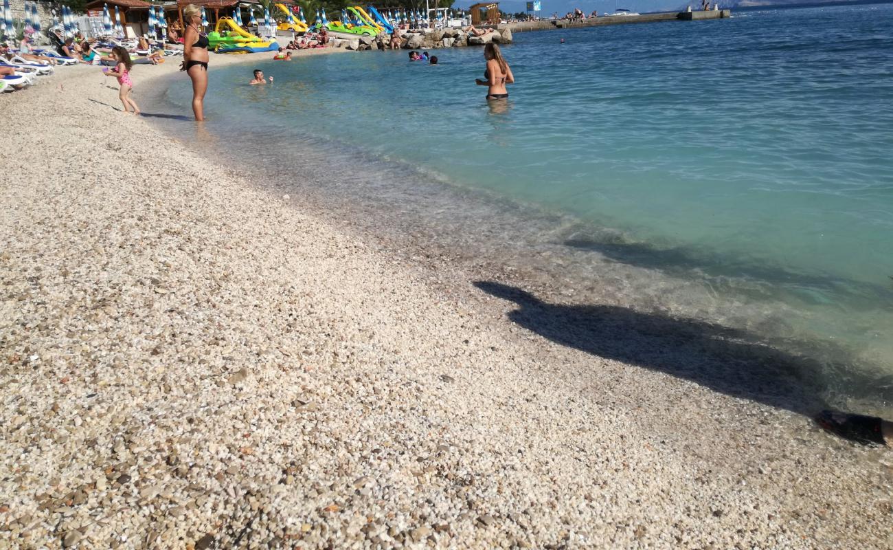 Omorika beach'in fotoğrafı hafif ince çakıl taş yüzey ile