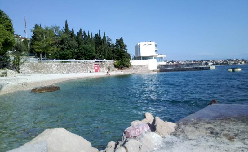 Amabilis beach'in fotoğrafı hafif çakıl yüzey ile